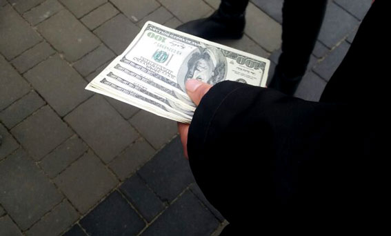 Екс-депутата Волинської облради спіймали на хабарі в тисячу доларів 02