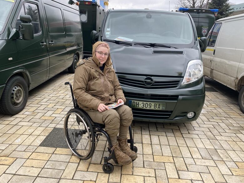Яна Зінкевич біля евакуаційних авто