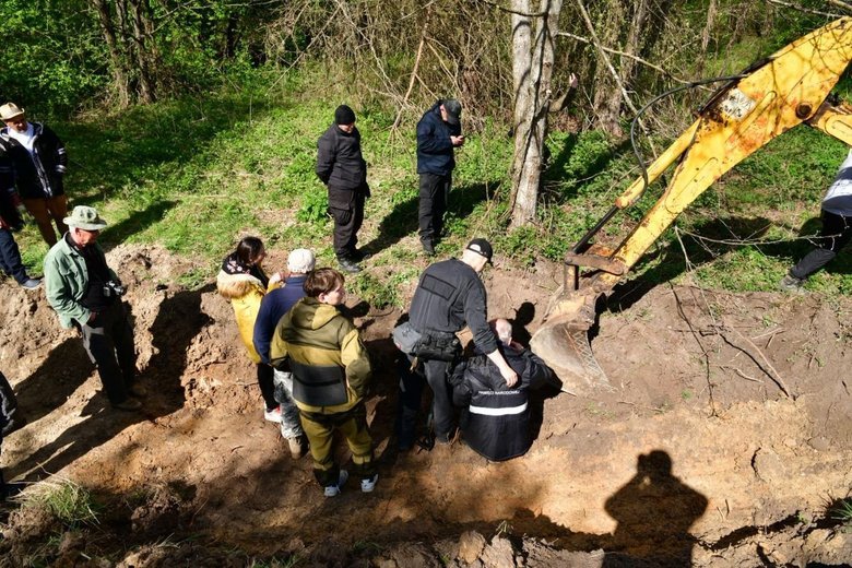Пошукові роботи у колишніх селах Острівки та Воля Островецька на Волині