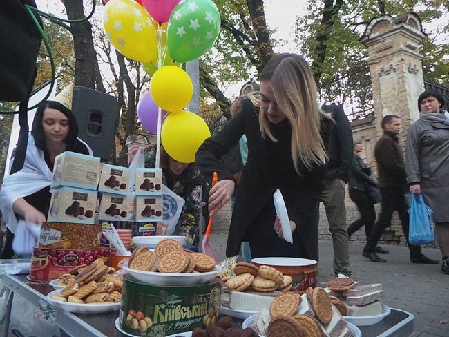 Головнокомандувач - головнозамовчувач, - активісти відсвяткували під АП день народження проекту BIHUS-info, який опублікував розслідування щодо заступника глави СЗР Семочка 05 Головнокомандувач - головнозамовчувач, - активісти відсвяткували під АП день народження проекту BIHUS-info, який опублікував розслідування щодо заступника глави СЗР Семочка 05