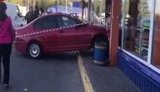 Дівчина за кермом BMW польської реєстрації протаранила чотири авто на паркінгу і зупинилася у вітрині гіпермаркета. ВIДЕО