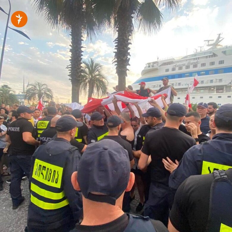 У Грузії протестували проти прибуття чергового круїзного лайнера з Сочі. Поліція затримала двох протестувальників 03 У Грузії протестували проти прибуття чергового круїзного лайнера з Сочі. Поліція затримала двох протестувальників 03