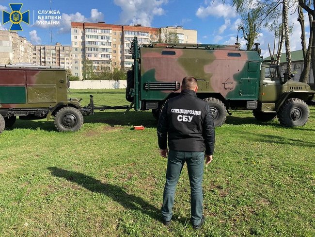 Дезертир, пытавшийся продать комплектующие к войсковой радиостанции, задержан в Хмельницком, - СБУ 02