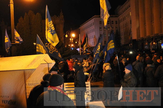 Активісти проводять мітинг під Офісом президента 25