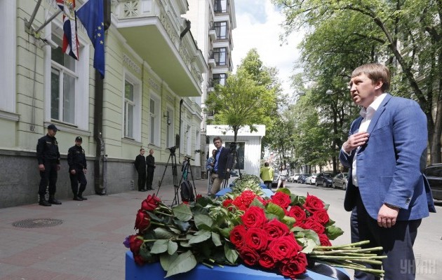 Під посольство Британії в Києві несуть квіти в память про жертв трагедії в Манчестері 03