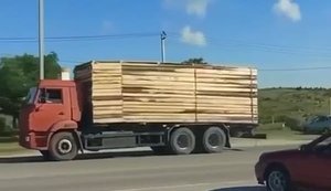 Оккупанты свежими досками "замаскировали" цистерну бензовоза под фургон: "Бл#дь, клоуны. Смотри, как они военный бензовоз замаскировали"