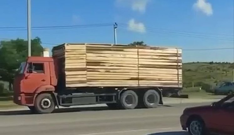 Оккупанты свежими досками "замаскировали" цистерну бензовоза под фургон: "Бл#дь, клоуны. Смотри, как они военный бензовоз замаскировали"