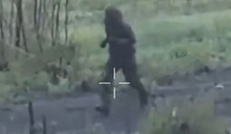 окупант біжить дорогою