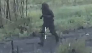 African mercenary in Russian army runs along road and hides among branches of fallen tree, trying in vain to avoid being struck by drone. VIDEO 18+