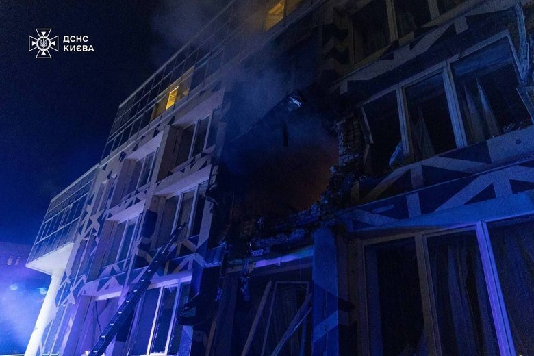 Нічна атака РФ на Київ: в Оболоні загорівся медзаклад, є загиблий