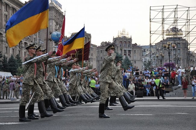 Від Точки-У до Джавелінів: вражаючі кадри 250 одиниць бойової техніки на Хрещатику 05
