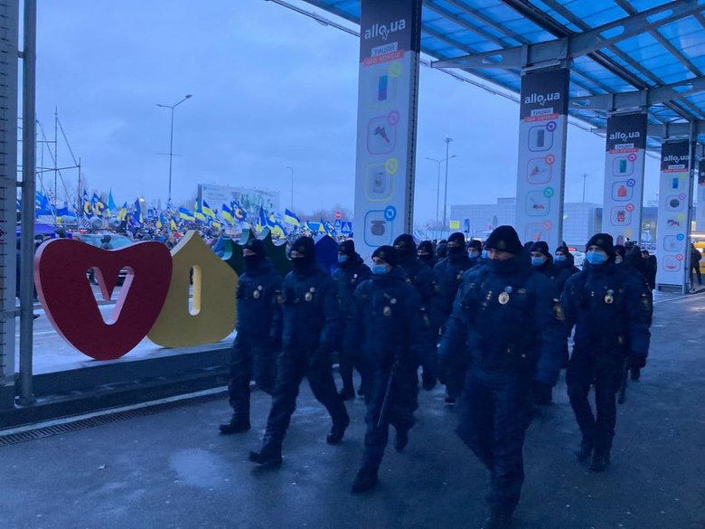 Прихильники Порошенка зібралися біля аеропорту Київ 01