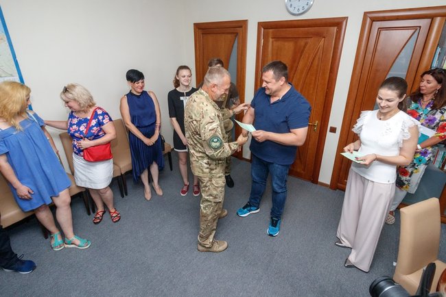 Родини українських бійців отримали ключі від нових квартир у Дніпрі 01
