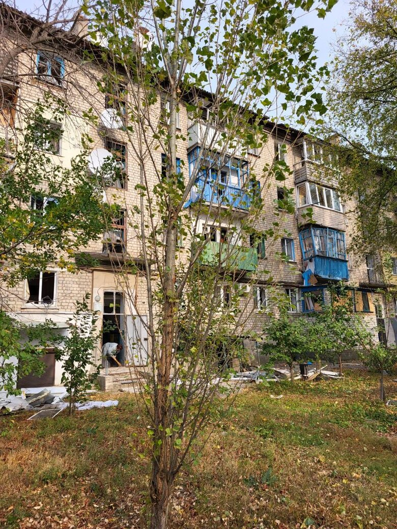 Enemy strikes again in Kupiansk, damaging high-rise buildings, wounding woman 01