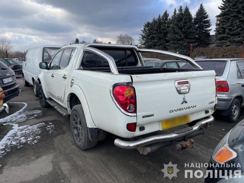 У Києві викрито чоловіка та жінку, які продавали авто, ввезені для ЗСУ