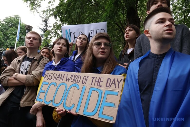 Молодь протестувала біля представництва ООН, вимагаючи вигнати Росію з організації 03 Молодь протестувала біля представництва ООН, вимагаючи вигнати Росію з організації 03