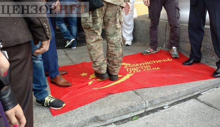 Lenin's head, rug made of Communist Party flag, and T-shirts with Tiahnybok’s image, – Svoboda Party holds congress in Kyiv. PHOTOS