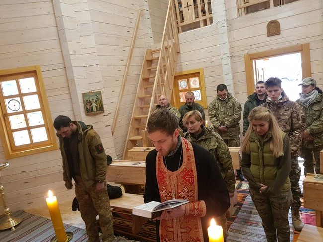 Московські найманці обстріляли нас, тому після обіду ми вже тримали в руках автомати: як українські воїни святкували Великдень на фронті 01