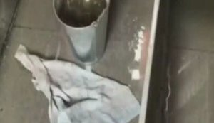 "Вода с потолка льется как из ведра. В вагоне воды по косточки. По билетам это наши места", - пассажиры пожаловались на "дождь" в поезде "Николаев-Москва". ВИДЕО