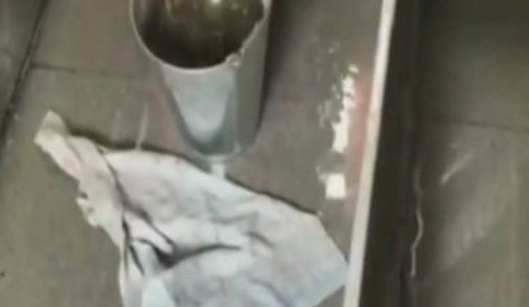 "Вода с потолка льется как из ведра. В вагоне воды по косточки. По билетам это наши места", - пассажиры пожаловались на "дождь" в поезде "Николаев-Москва". ВИДЕО