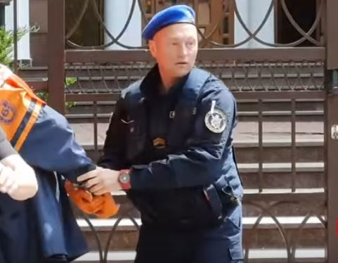 Ты на Украине сейчас находишься! Ты понял? Ты на Украине!, - в Киеве правоохранители жестко задержали белорусского активиста Маркелова за акцию с навозом под посольством РБ 04