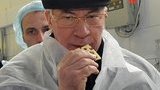 Азаров позировал с украинским сыром во рту. ФОТО