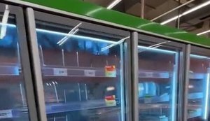 Мешканець окупованого Криму показав порожні полиці мережевого супермаркету: "Что там, ребят, бензина нету, да? А как вам такая история?". ВIДЕО