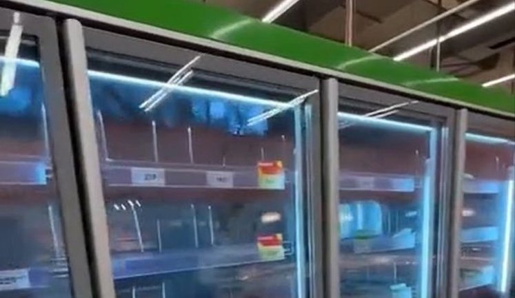 Мешканець окупованого Криму показав порожні полиці мережевого супермаркету: "Что там, ребят, бензина нету, да? А как вам такая история?". ВIДЕО