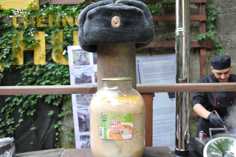 Кресло-катапульта, образцы снарядов и личные вещи рашистов: На Андреевском спуске открылась благотворительная выставка Спротив-2022 34 Кресло-катапульта, образцы снарядов и личные вещи рашистов: На Андреевском спуске открылась благотворительная выставка Спротив-2022 34