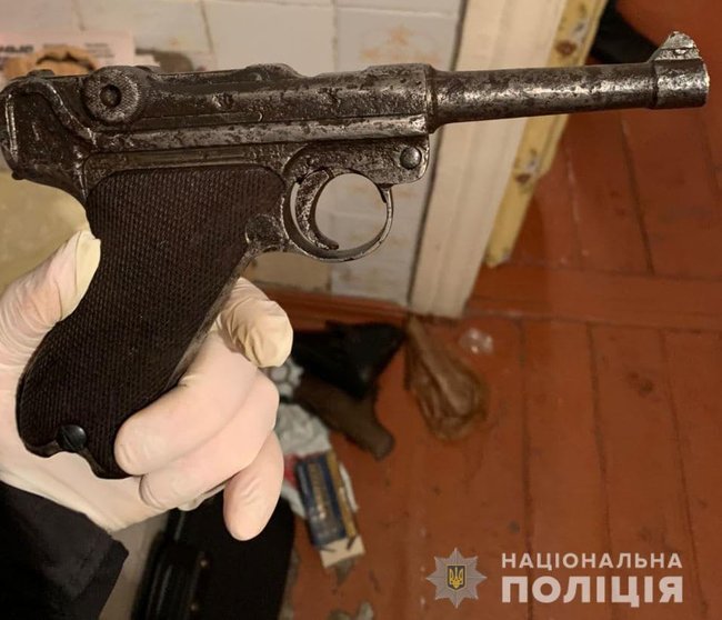 Пістолети, набої і наркотики виявили в мешканця Словянська 03