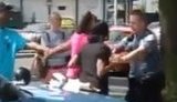В США белый полицейский ударил негритянку кулаком в лицо за неправильный переход дороги. ВИДЕО.