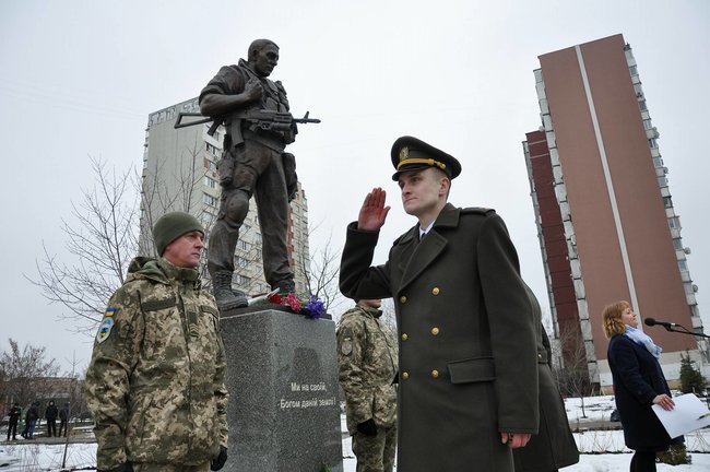 Учасники АТО та мешканці Києва поклали на Троєщині квіти до памятника Воїну-добровольцю 43