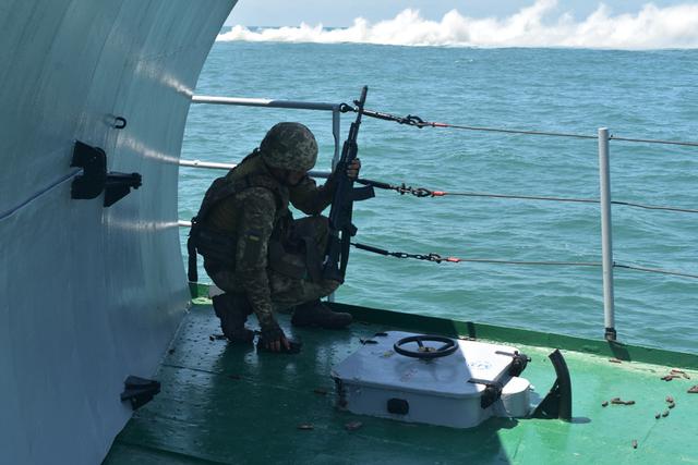 Десантники та військові моряки відпрацювали навчально-бойові завдання в Чорному морі, - Міноборони 04 Десантники та військові моряки відпрацювали навчально-бойові завдання в Чорному морі, - Міноборони 04