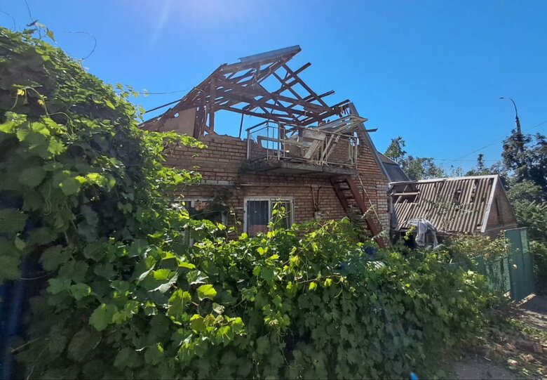 Через обстріли в Нікопольському районі спалахнули пожежі