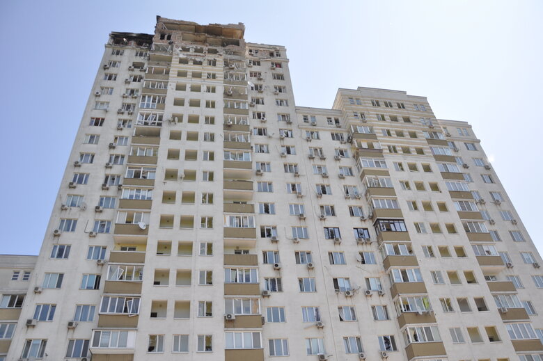 Нічна російська атака на Київ: У будинку в Голосіївському районі пошкоджено 12 квартир 16