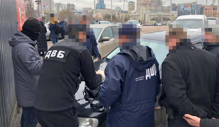 ГБР задержало в Киеве на взятке в 10 тыс. патрульного, обещавшего помощь в получении водительских прав. ФОТОрепортаж