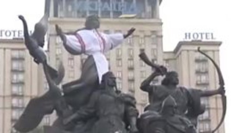 Lybid Monument on Kyiv’s Maidan Nezalezhnosti dressed in vyshyvanka. PHOTOS+VIDEO