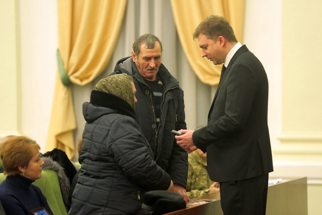 Членам семей погибших киборгов вручили памятные знаки Героям обороны ДАП, - Минобороны 03