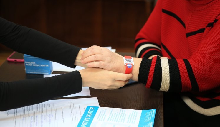У Дніпрі тяжкохворі та літні люди носитимуть SOS-браслети з QR-кодом. ФОТОрепортаж