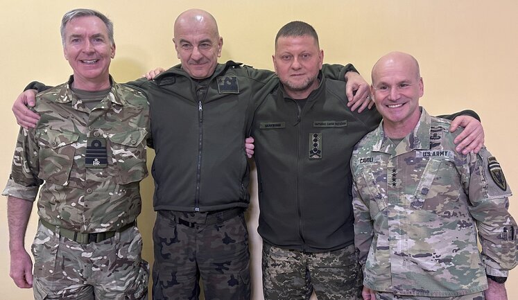 Залужний обговорив з колегами із США, Великої Британії та Польщі ситуацію у Бахмуті та постачання військової допомоги Україні. ФОТО