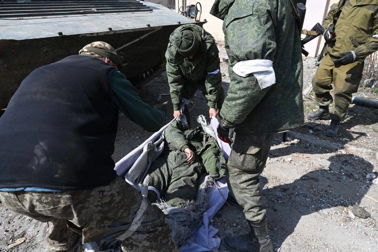 Загрузка уничтоженных российских солдат в Мариуполе 02
