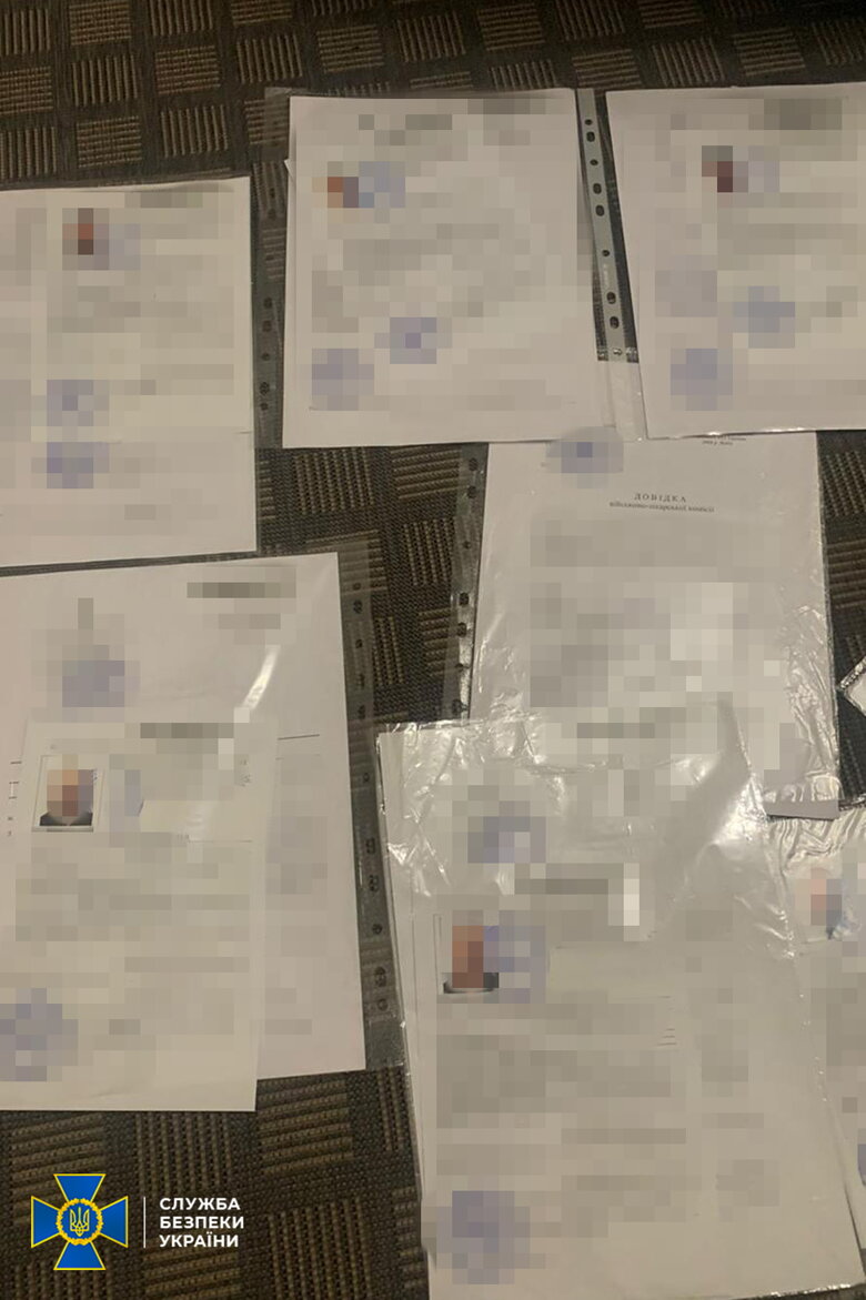 СБУ та Нацполіція затримали 12 організаторів схем ухилення від мобілізації eqirziqtqidkroz