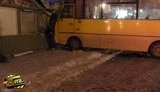 В Луцке рейсовый автобус выехал на остановку. ФОТО