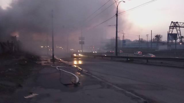 В Киеве возле метро Петровка загорелись склады 04