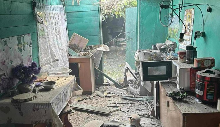 Росіяни скинули вибухівку з дрона на Чернігівщині: пошкоджено приватний будинок. ФОТОрепортаж