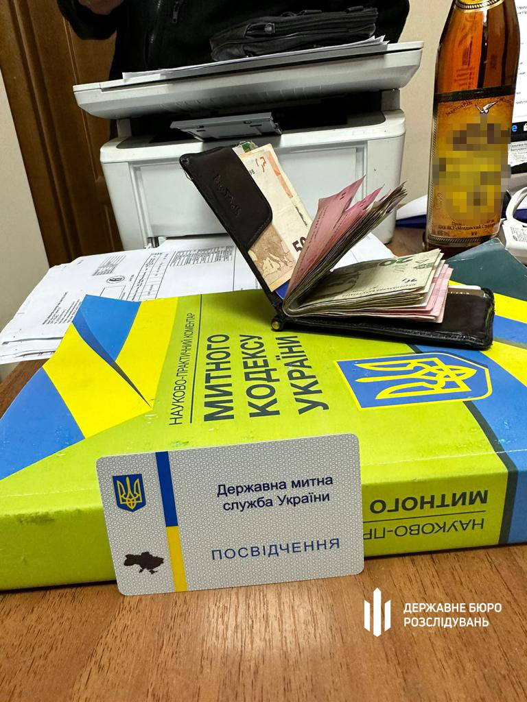 На Одеській митниці вимагали гроші за ввезення товарів, хабарі ховали навіть у туалеті, - ДБР 03