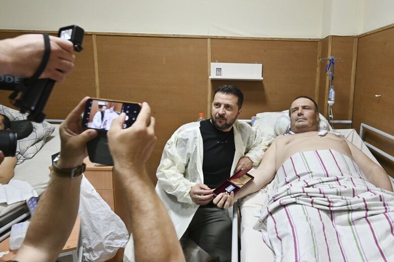Zelenskyy visits wounded soldiers in Odesa and gives awards 08