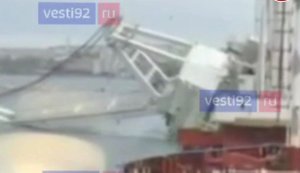 Момент затоплення російського плавучого крана ПК-400 "Севастополь", який окупанти будували вісім років. ВIДЕО