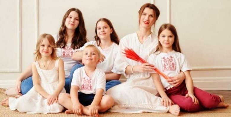 Несанкціоновані прогулянки та масове чаювання: матір пʼятьох дітей у Білорусі засудили до чотирьох років колонії 01