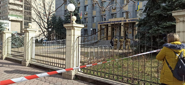В райсуде Одессы обвиняемый в убийстве обещал подорвать себя гранатой 02 В райсуде Одессы обвиняемый в убийстве обещал подорвать себя гранатой 02